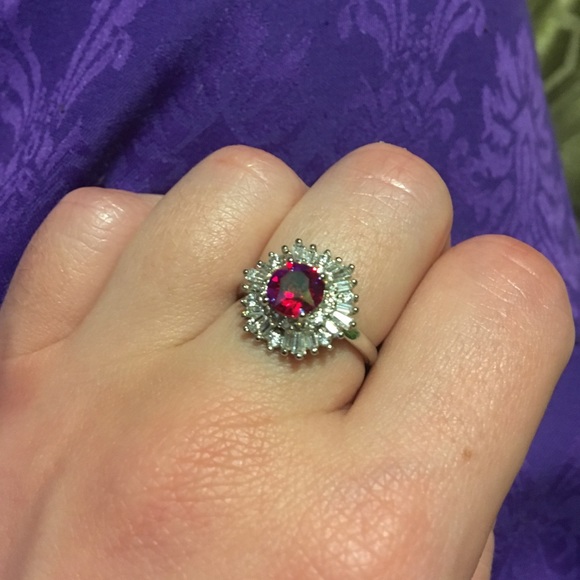 ❤️ Red Swarovski❤️ring - Picture 2 of 3